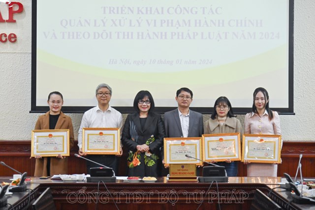 Nh&acirc;n dịp n&agrave;y, Hội nghị đ&atilde; trao Bằng khen của Bộ trưởng Bộ Tư ph&aacute;p cho tập thể, c&aacute; nh&acirc;n c&oacute; th&agrave;nh t&iacute;ch xuất sắc trong c&ocirc;ng t&aacute;c.