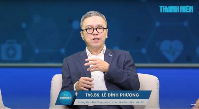 ThS.BS L&ecirc; Đ&igrave;nh Phương trao đổi tại tọa đ&agrave;m. (Ảnh: TNO)