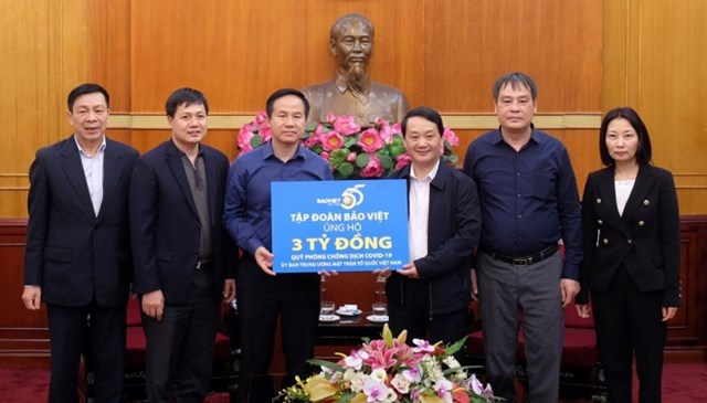 &Ocirc;ng Đ&agrave;o Đ&igrave;nh Thi - Chủ tịch Hội đồng Quản trị Tập đo&agrave;n Bảo Việt - đại diện cho Tập đo&agrave;n, đ&atilde; trao ủng hộ 3 tỷ đồng cho Quỹ Ph&ograve;ng chống dịch Covid-19