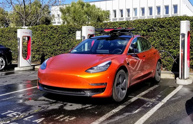 Được giới thiệu l&agrave; chiếc Tesla dễ mua nhất, Model 3 nhận nhiều sự quan t&acirc;m từ cộng đồng mộ xe.