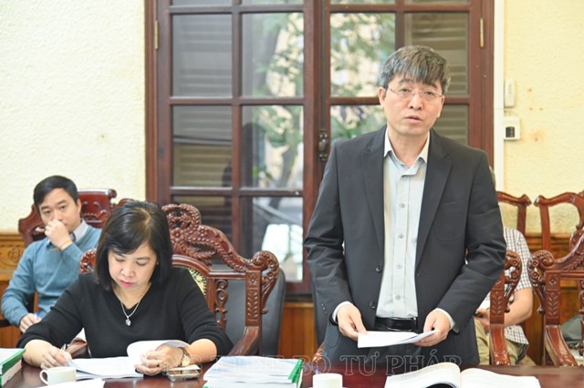 Đại diện Bộ Xây dựng trình bày tóm tắt nội dung Tờ trình.   Đại diện Bộ Xây dựng trình bày tóm tắt nội dung Tờ trình.  