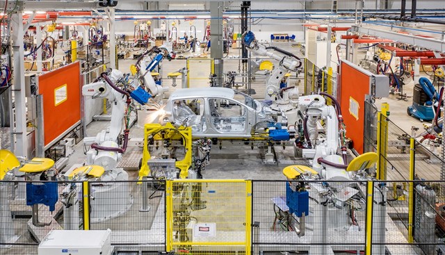 Robot l&agrave;m việc trong nh&agrave; m&aacute;y VinFast tại Hải Ph&ograve;ng
