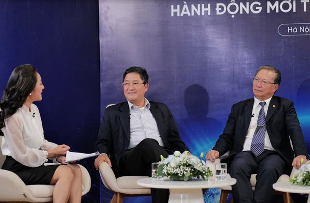 PGS.TS.Thầy thuốc nh&acirc;n d&acirc;n Đinh Ngọc Sỹ (b&igrave;a phải) v&agrave; PGS.TS.BS Trần Văn Ngọc (giữa) trong buổi tọa đ&agrave;m &ldquo;Ph&ograve;ng chống t&aacute;c hại thuốc l&aacute; - H&agrave;nh động mới từ g&oacute;c nh&igrave;n to&agrave;n cầu&rdquo;.