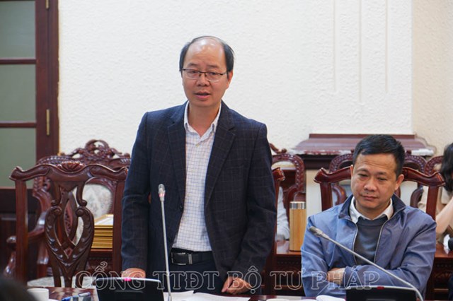 Đại diện cơ quan ph&aacute;p chế Bộ T&agrave;i ch&iacute;nh ph&aacute;t biểu&nbsp;tại Hội nghị.