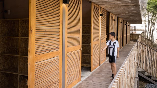 M&#225;i nh&#224; bằng trấu trộn, tường gạch phủ v&#244;i tự nhi&#234;n trong dự &#225;n &#39;lớp học xanh&#39; - Ảnh 5