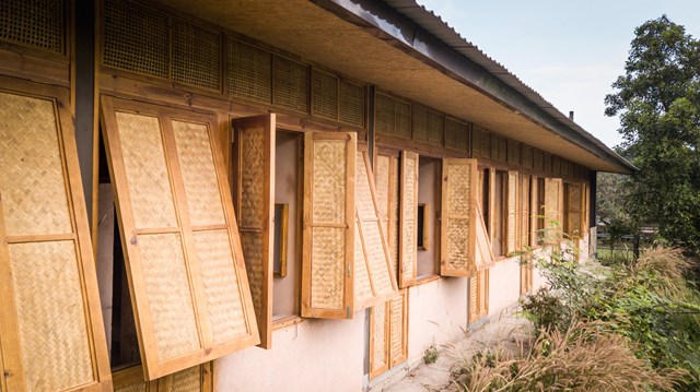 M&#225;i nh&#224; bằng trấu trộn, tường gạch phủ v&#244;i tự nhi&#234;n trong dự &#225;n &#39;lớp học xanh&#39; - Ảnh 7