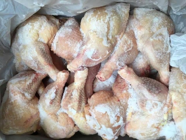 Đ&ugrave;i g&agrave; nhập khẩu đang được rao b&aacute;n gi&aacute; 20.000-25.000 đồng/kg tr&agrave;n lan tr&ecirc;n chợ mạng.&nbsp;Ảnh: Diễm Hương.