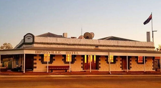 Th&ocirc;ng thường, mỗi tuần kh&aacute;ch sạn Birdsville chỉ c&oacute; một cuộc gọi đặt ph&ograve;ng từ người đưa thư v&agrave; 2 tuần ba lần đối với c&aacute;c b&aacute;c sĩ đến kh&aacute;m bệnh.
