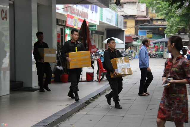 C&ocirc;ng an thu giữ hơn 1.900 điện thoại v&agrave; thiết bị c&ocirc;ng nghệ khi kh&aacute;m x&eacute;t chuỗi cửa h&agrave;ng của Nhật Cường.