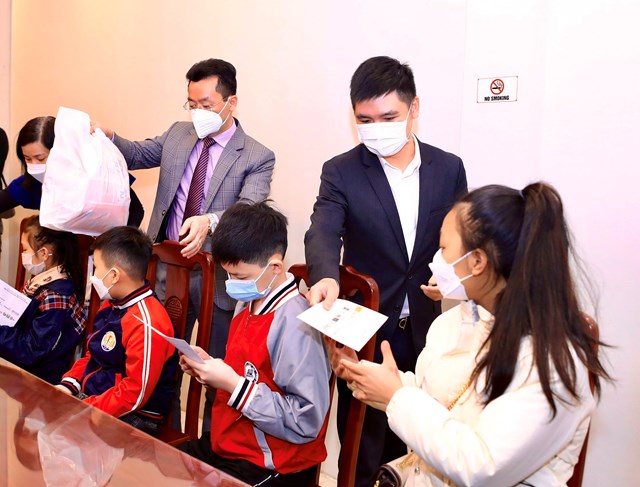 &Ocirc;ng Đỗ Vinh Quang "T&amp;T Group mong muốn m&oacute;n qu&agrave; tuy nhỏ nhưng sẽ mang lại gi&aacute; trị tinh thần lớn cho trẻ em"