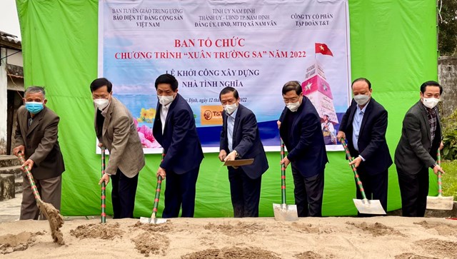 &Ocirc;ng Nguyễn Tất Thắng, Ph&oacute; TGĐ T&amp;T Group c&ugrave;ng l&atilde;nh đạo Ban Tuy&ecirc;n gi&aacute;o Trung ương, L&atilde;nh đạo Tỉnh Nam Định thực hiện nghi thức khởi c&ocirc;ng x&acirc;y dựng nh&agrave; T&igrave;nh Nghĩa