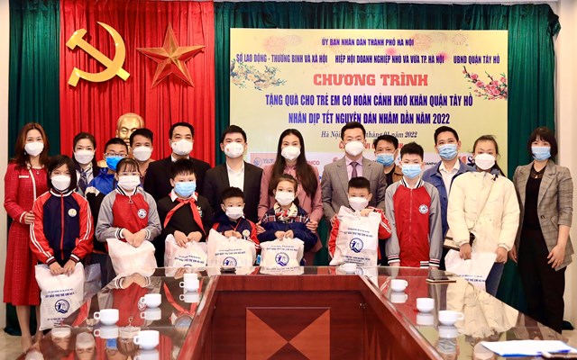 &Ocirc;ng Đỗ Vinh Quang, th&agrave;nh vi&ecirc;n HĐQT T&amp;T Group, Chủ tịch CLB B&oacute;ng đ&aacute; H&agrave; Nội c&ugrave;ng Ban tổ chức trao qu&agrave; tặng c&aacute;c em c&oacute; ho&agrave;n cảnh kh&oacute; khăn quận T&acirc;y Hồ, H&agrave; Nội