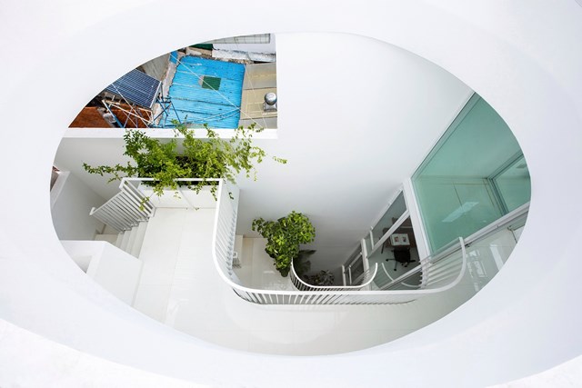 Nh&#224; một mặt tiền 3,5 m nhưng &#225;nh s&#225;ng chan h&#242;a khắp nơi - Ảnh 6