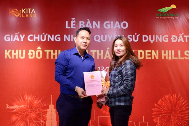 Kh&aacute;ch h&agrave;ng nhận b&agrave;n giao Giấy chứng nhận quyền sử dụng đất dự &aacute;n Golden Hills