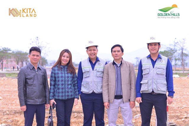 Kh&aacute;ch h&agrave;ng khảo s&aacute;t thực địa trước khi nhận b&agrave;n giao sản phẩm dự &aacute;n Golden Hills