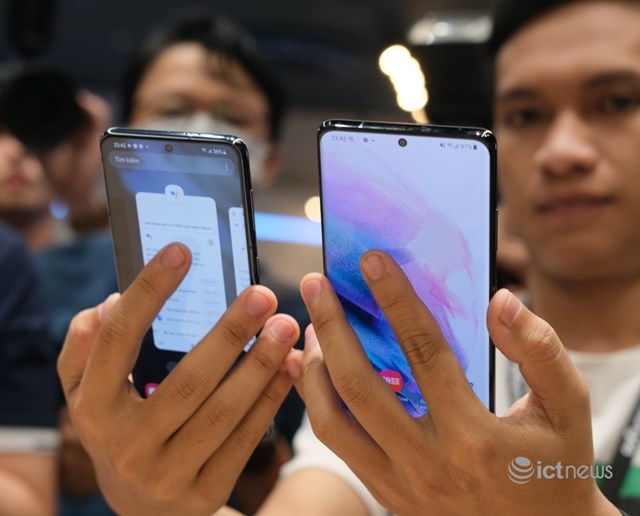 Galaxy S21 Ultra v&agrave; S21 tr&ecirc;n tay một ph&oacute;ng vi&ecirc;n trong sự kiện giới thiệu d&ograve;ng m&aacute;y n&agrave;y tối 14/1.