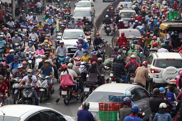 Nhiều giải ph&aacute;p được đưa ra như mở rộng đường, ph&aacute;t triển giao th&ocirc;ng c&ocirc;ng cộng nhưng t&igrave;nh trạng kẹt xe vẫn diễn ra.