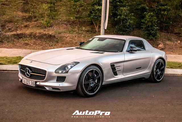 Trong h&igrave;nh l&agrave; chiếc Mercedes-Benz SLS AMG đầu ti&ecirc;n tại Việt Nam. Xe được đặt h&agrave;ng ch&iacute;nh h&atilde;ng, cập cảng TP HCM v&agrave;o ng&agrave;y 14/4/2010 v&agrave; b&agrave;n giao cho vị đại gia ng&agrave;nh c&agrave; ph&ecirc; ng&agrave;y 7/5/2010. Gi&aacute; xe khi đ&oacute; l&agrave; 8,48 tỷ đồng.