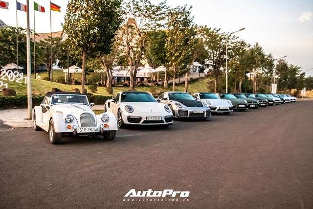 Vị doanh nh&acirc;n n&agrave;y từng sở hữu nhiều mẫu xe đ&igrave;nh đ&aacute;m, c&oacute; thể kể đến Bugatti Veyron, Lamborghini Aventador DMC, Ferrari 458 Speciale, Lamborghini Murcielago SV hay Ferrari 458 Spider. Nhưng thời gian gần đ&acirc;y, doanh nh&acirc;n Đặng L&ecirc; Nguy&ecirc;n Vũ đ&atilde; b&aacute;n đi nhiều mẫu si&ecirc;u xe đắt tiền trong bộ sưu tập cho một đại l&yacute; tư nh&acirc;n ở TP HCM. D&agrave;n xe trưng b&agrave;y lần n&agrave;y vẫn đủ sức thu h&uacute;t sự ch&uacute; &yacute;, nhưng kh&ocirc;ng c&oacute; sự g&oacute;p mặt của si&ecirc;u xe v&agrave; xe si&ecirc;u sang.