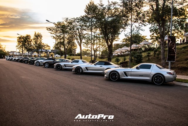 C&oacute; thể n&oacute;i doanh nh&acirc;n Đặng L&ecirc; Nguy&ecirc;n Vũ l&agrave; "fan cuồng" của d&ograve;ng xe Mercedes-Benz SLS AMG, khi 4 chiếc đang lăn b&aacute;nh tr&ecirc;n dải đất h&igrave;nh chữ S đều nằm trong bộ sưu tập của &ocirc;ng.