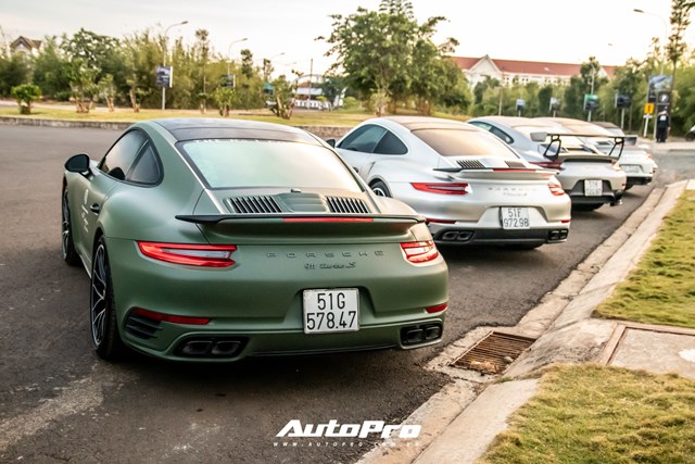Đ&aacute;ng ch&uacute; &yacute; nhất l&agrave; sự hiện diện của 4 chiếc Porsche 911 Carrera, trong đ&oacute; bao gồm 1 chiếc phi&ecirc;n bản GT2 RS v&agrave; 3 chiếc phi&ecirc;n bản Turbo S. Porsche 911 GT2 RS đắt đỏ nhất khi c&oacute; gi&aacute; b&aacute;n ch&iacute;nh h&atilde;ng v&agrave;o khoảng 22 tỷ đồng. Gi&aacute; xe Porsche c&oacute; thể kh&aacute;c nhau do phụ thuộc v&agrave;o trang bị, t&iacute;nh năng m&agrave; kh&aacute;ch h&agrave;ng đặt th&ecirc;m.&nbsp;