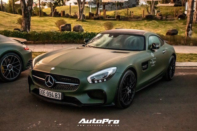 Mercedes-AMG GT S Edition 1 d&aacute;n m&agrave;u xanh l&aacute; nh&aacute;m phong c&aacute;ch qu&acirc;n đội. Chiếc xe n&agrave;y được nhập khẩu ch&iacute;nh h&atilde;ng bởi đại l&yacute; Mercedes-Benz Vietnam Star v&agrave;o năm 2015 với mức gi&aacute; sau thuế v&agrave;o khoảng 8,5 tỷ đồng. Mẫu xe thể thao nước Đức mang biển số đăng k&yacute; tại H&agrave; Nội.