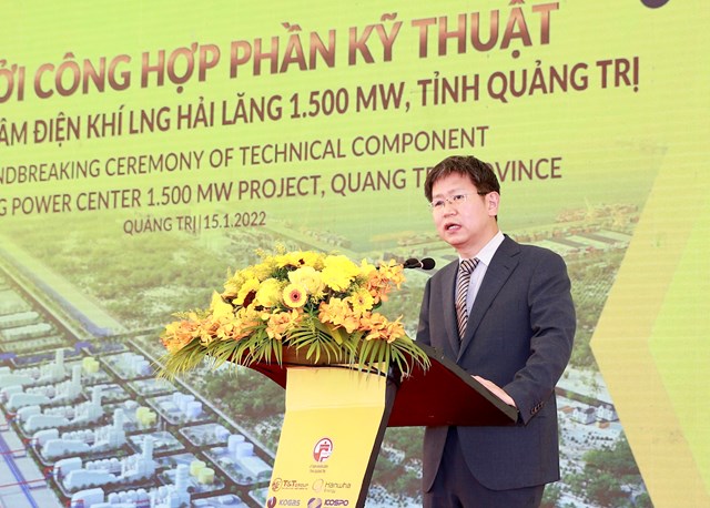 &Ocirc;ng Shin Byung Chul - Ph&oacute; Chủ Tịch cấp cao C&ocirc;ng ty cổ phần năng lượng Hanwha thay mặt tổ hợp nh&agrave; đầu tư ph&aacute;t biểu.
