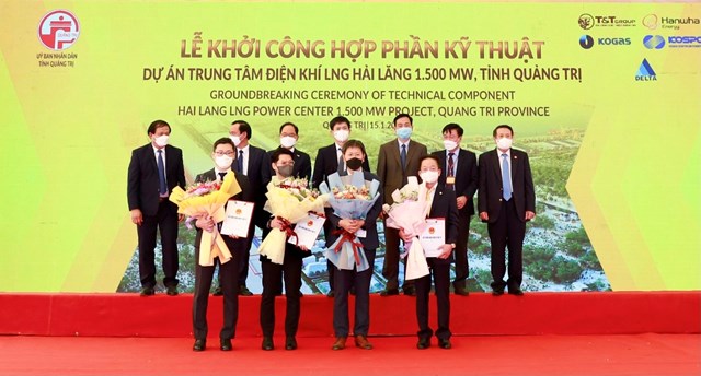 Ban Quản l&yacute; Khu kinh tế tỉnh Quảng Trị trao Giấy chứng nhận đăng k&yacute; đầu tư, chấp thuận Tổ hợp nh&agrave; đầu tư gồm: Tập đo&agrave;n T&amp;T Group v&agrave; c&aacute;c nh&agrave; đầu tư đến từ H&agrave;n Quốc: C&ocirc;ng ty Cổ phần Năng lượng Hanwha (HANWHA), Tổng C&ocirc;ng ty Điện lực Nam H&agrave;n Quốc (KOSPO), Tổng C&ocirc;ng ty Kh&iacute; H&agrave;n Quốc (KOGAS).