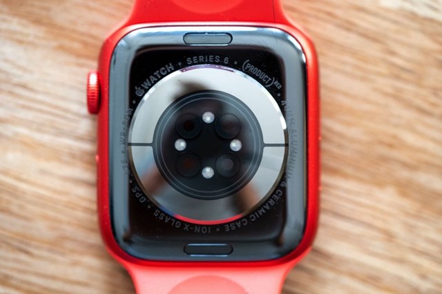 Những thiết bị đeo th&ocirc;ng minh như Apple Watch c&oacute; thể gi&uacute;p cảnh b&aacute;o sớm Covid-19. Ảnh:&nbsp;The Verge.