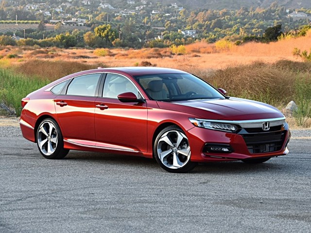 Toyota Camry vẫn giữ vững &#39;ng&#244;i vương&#39; ph&#226;n kh&#250;c sedan hạng D - Ảnh 2
