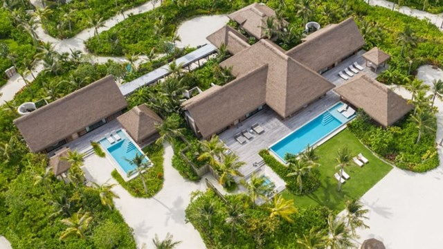 Biệt thự thứ hai c&oacute; ba ph&ograve;ng ngủ, hai hồ bơi.
