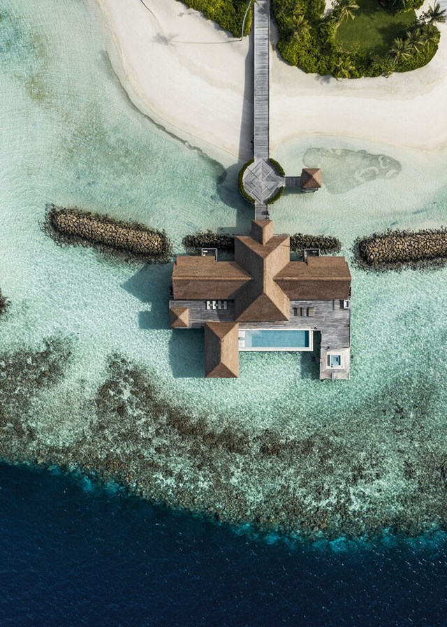 H&ograve;n đảo c&oacute; ba biệt thự tr&ecirc;n diện t&iacute;ch 32.000 m2, sức chứa 24 kh&aacute;ch, một đ&ecirc;m nghỉ dưỡng tr&ecirc;n đảo c&oacute; gi&aacute; từ 80.000 USD. Biệt thự thứ nhất nằm tr&ecirc;n mặt nước với hai ph&ograve;ng ngủ, v&ograve;i sen trong nh&agrave; v&agrave; ngo&agrave;i trời, ph&ograve;ng kh&aacute;ch, bể bơi v&ocirc; cực v&agrave; bể sục.