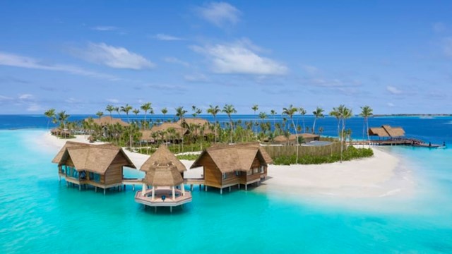 Du kh&aacute;ch c&ograve;n c&oacute; thể gh&eacute; thăm khu nghỉ m&aacute;t Waldorf Astoria ch&iacute;nh c&aacute;ch đ&oacute; một qu&atilde;ng đi thuyền ngắn.