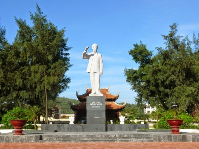 To&agrave;n cảnh khu tượng đ&agrave;i B&aacute;c Hồ tr&ecirc;n đảo C&ocirc; T&ocirc;.&nbsp;&nbsp;