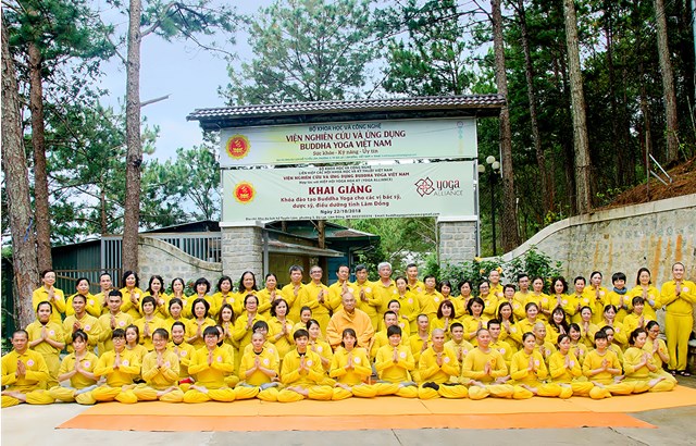 H&ograve;a thượng, Giảng sư Th&iacute;ch Huệ Đăngc&ugrave;ng kh&oacute;a Buddha Yoga Y tế L&acirc;m Đồng