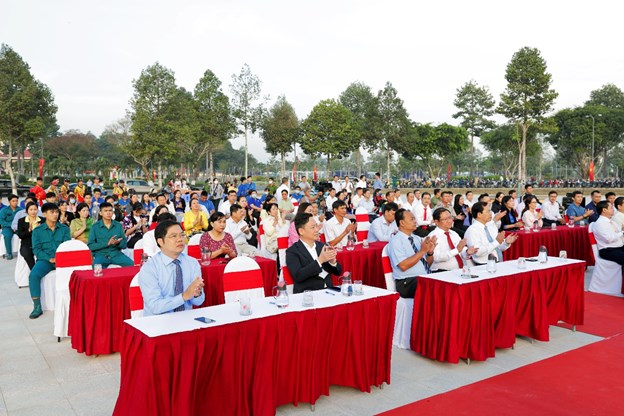 Buổi lễ nhận được sự tham dự của đ&ocirc;ng đảo Qu&yacute; Ban l&atilde;nh đạo c&ugrave;ng Qu&yacute; bị đại biểu