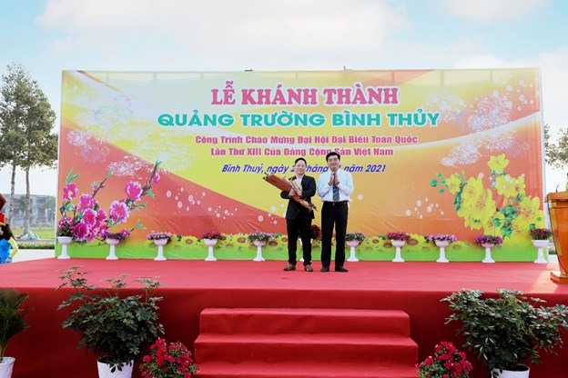 Đại diện UBND quận B&igrave;nh Thủy trao hoa đến &ocirc;ng Nguyễn Duy Ki&ecirc;n &ndash; Chủ tịch HĐQT KITA Group