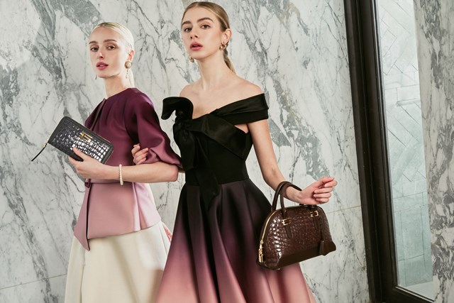 Bộ sưu tập &ldquo;&Aacute;nh s&aacute;ng Viễn Đ&ocirc;ng&rdquo; sử dụng những chất liệu đặc biệt như da trăn Nam Mỹ, da b&ograve; dập v&acirc;n c&aacute; sấu được nhập khẩu từ Italy