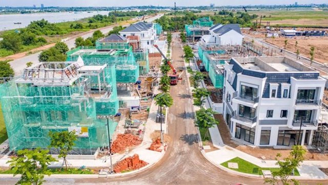 Hiện nay c&aacute;c doanh nghiệp tập trung đầu tư BĐS cao cấp do lợi nhuận cao. ẢNH: Đ&Igrave;NH SƠN