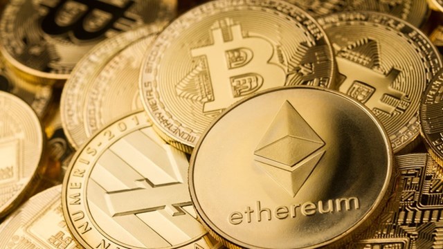Tương tự Bitcoin, c&aacute;c đồng tiền m&atilde; h&oacute;a kh&aacute;c đồng loạt trượt dốc. Ảnh:&nbsp;Reuters.