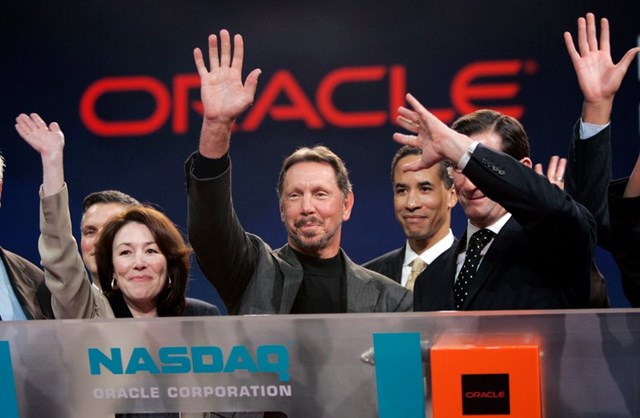 H&igrave;nh ảnh truyền cảm hứng của&nbsp;Larry Ellison (giữa).&nbsp;&nbsp;