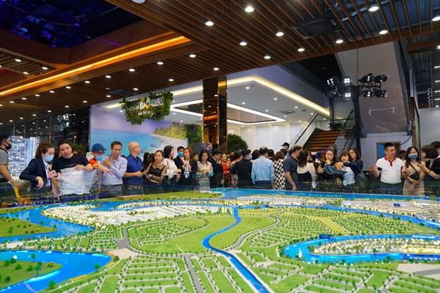 Nhiều nh&agrave; đầu tư miền Bắc c&oacute; mặt tại &ldquo;Dạ tiệc ng&ocirc;i sao&rdquo; để thưởng thức đ&ecirc;m nhạc, đồng thời t&igrave;m hiểu những cơ hội đầu tư mới