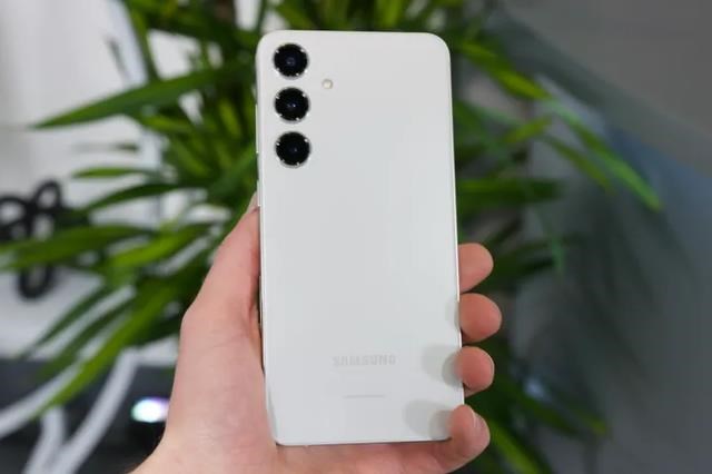 Samsung Galaxy S24 phải chăng đang được khen qu&#225; lời: &quot;Đ&#226;y l&#224; cảm nhận của t&#244;i sau 2 tiếng cầm tr&#234;n tay&quot; - Ảnh 1