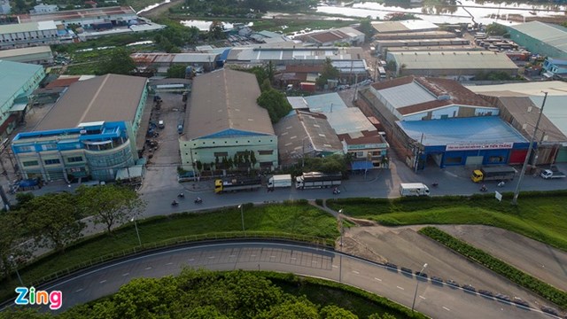 Khu vực nối đường V&otilde; Văn Kiệt với điểm đầu của dự &aacute;n vẫn c&ograve;n nhiều nh&agrave; xưởng thuộc diện giải tỏa nhưng vẫn hiện hữu. Ảnh:&nbsp;Phạm Ng&ocirc;n.
