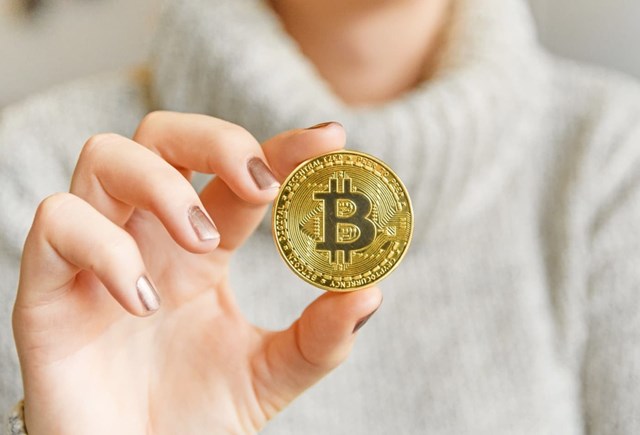 Bất chấp nhiều rủi ro, nhiều người vẫn ồ ạt tham gia v&agrave;o thị trường tiền điện tử.
