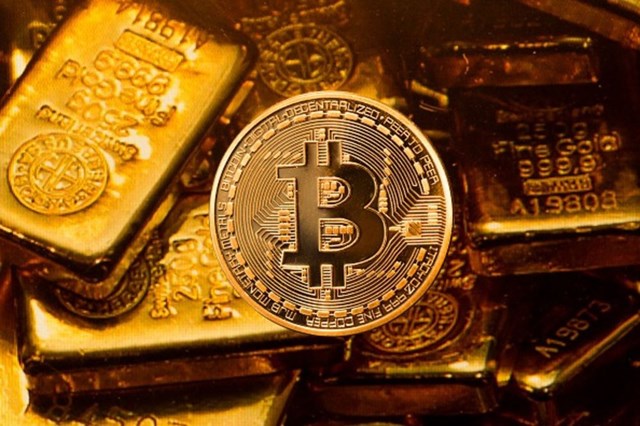 Giới hạn nguồn cung v&agrave; việc Cục Dự trữ Li&ecirc;n bang Mỹ (FED) bơm tiền tr&agrave;n lan khiến gi&aacute; Bitcoin tăng phi m&atilde;. Ảnh:&nbsp;Reuters.