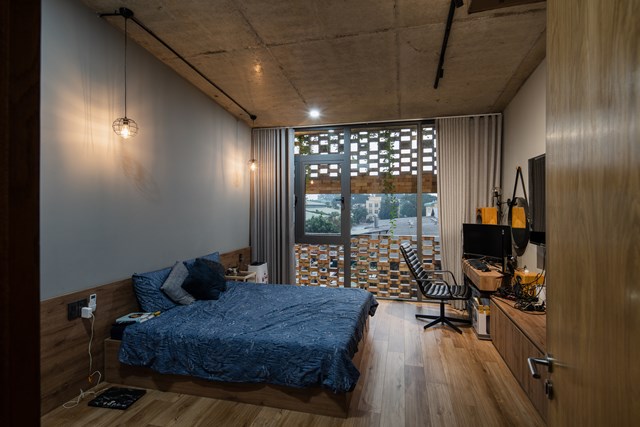 Nh&#224; được bao phủ bởi nhiều lớp gạch th&#244; v&#224; c&#226;y xanh - Ảnh 9
