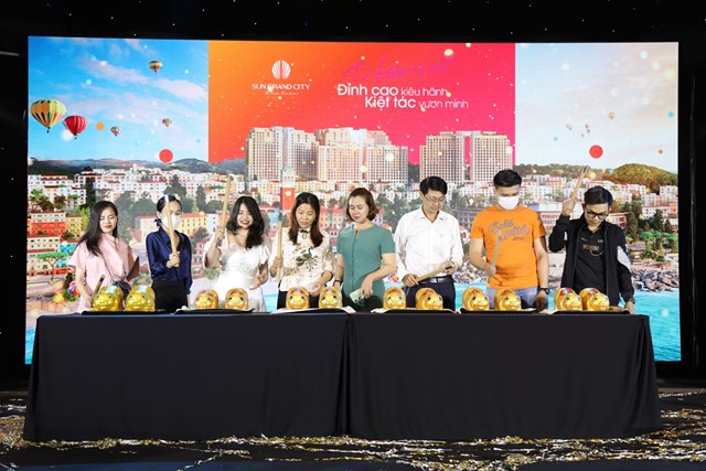 C&aacute;c nh&agrave; đầu tư h&agrave;o hứng với phần đập lợn đất nhận l&igrave; x&igrave; may mắn.