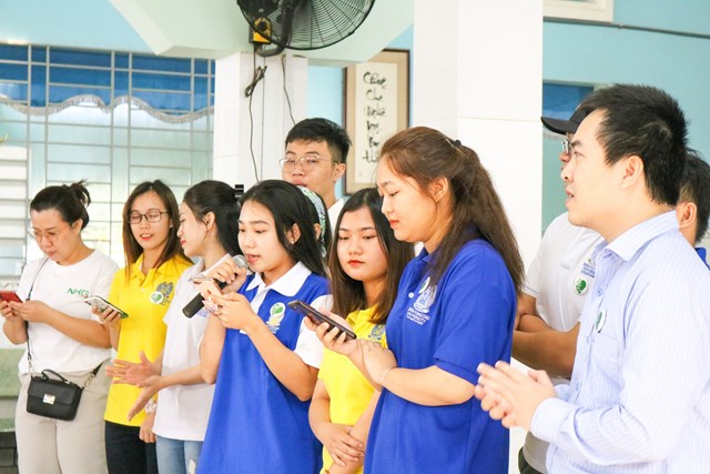 Tiết mục văn nghệ của c&aacute;c bạn sinh vi&ecirc;n BVU đ&atilde; g&oacute;p phần mang đến niềm vui cho c&aacute;c cụ gi&agrave; tại Viện dưỡng l&atilde;o Suối Ti&ecirc;n.