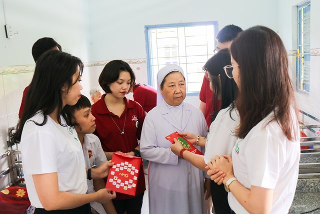 Đại diện BTC đ&ecirc;m nhạc &ldquo;Qu&agrave; tặng gi&aacute;ng sinh 2020&rdquo; trao 100 triệu đồng đến Sơ Nguyễn Thị Phấn - Đại diện Nh&agrave; dưỡng l&atilde;o Thanh B&igrave;nh.